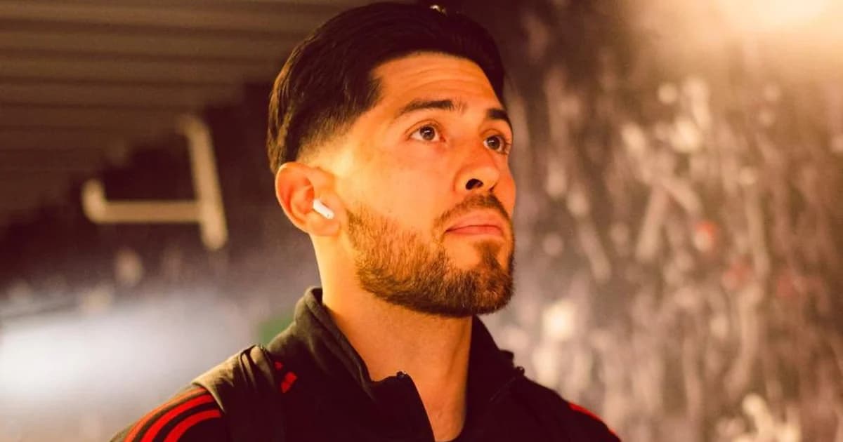 Goleiro em silhueta num estádio com torcida, envelope de proposta flutuando entre cores contrastantes — Agustín Rossi, Besiktas, Flamengo