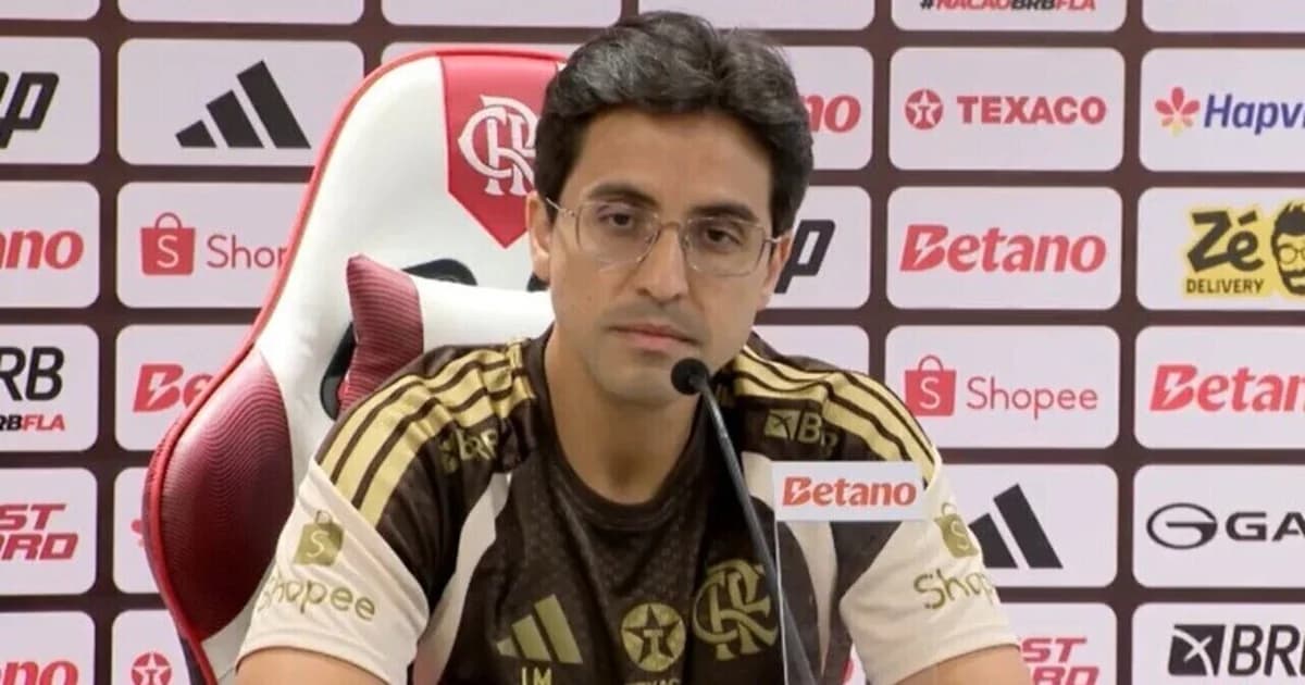 Jogador uruguaio em fisioterapia no centro de treinamento, ombro enfaixado, bola e equipamento, foco em recuperação para a Copa