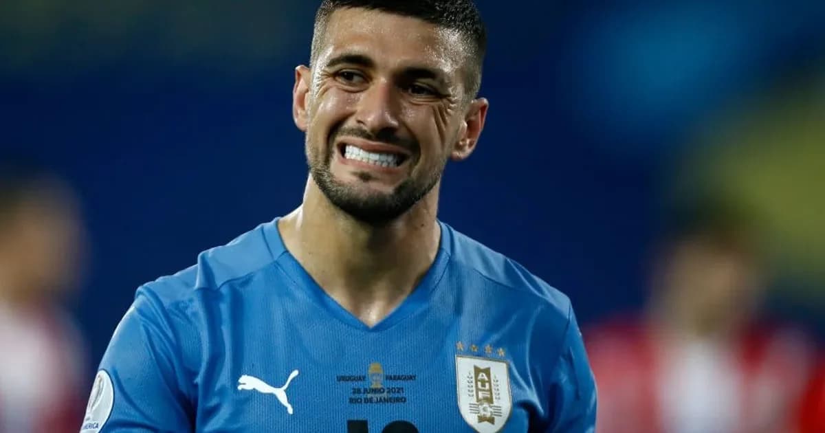 Jogador mancando em treino da seleção, equipe médica observa preocupada; lesão na panturrilha e preocupação no Campeonato Brasileiro.