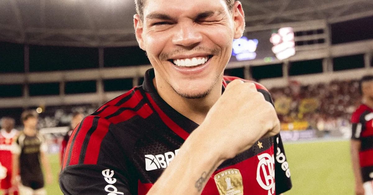 Lateral-esquerdo em ação no estádio e mesa de negociação com contrato, simbolizando Ayrton Lucas, Santos e impasse sobre compra.