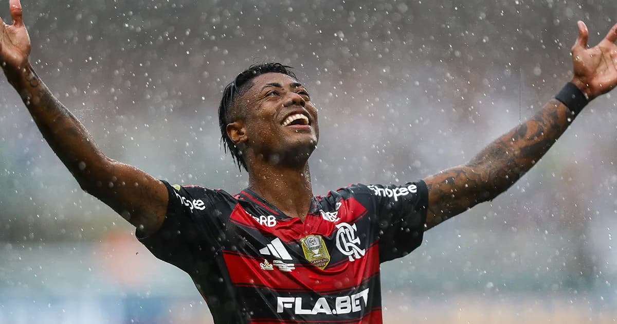 Atacante camisa 27 treinando pela manhã no estádio, com fita na região abdominal e clima de retorno após recuperação.