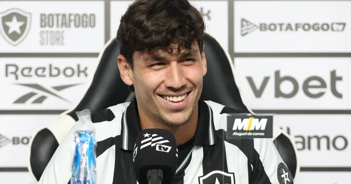 Abertura do Brasileirão no Nilton Santos: torcida, cores de Botafogo e Flamengo e jogadores em ação sob luzes do estádio.
