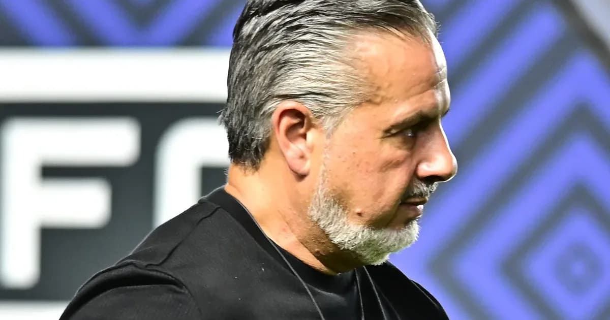 Estádio editorial com placar 'R$900M', silhuetas com etiquetas, torcida dividida e contratos espalhados; crítica à gestão e às contratações.