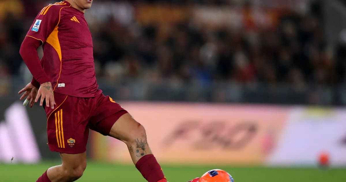 Atacante em silhueta entra em estádio sul‑americano ao pôr do sol; torcida, confete e negociação de transferência em destaque