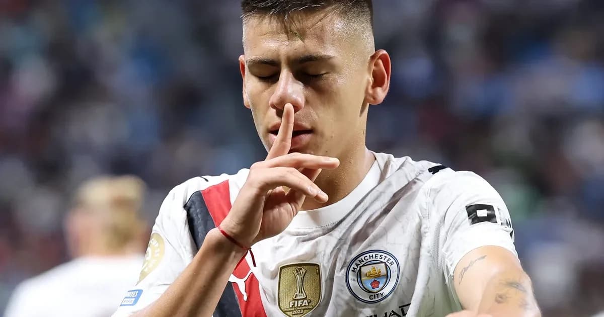 Meia-atacante em ação diante de torcida rubro-negra, contrato rasgado e barreira simbolizando clube inglês que vetou a transferência.