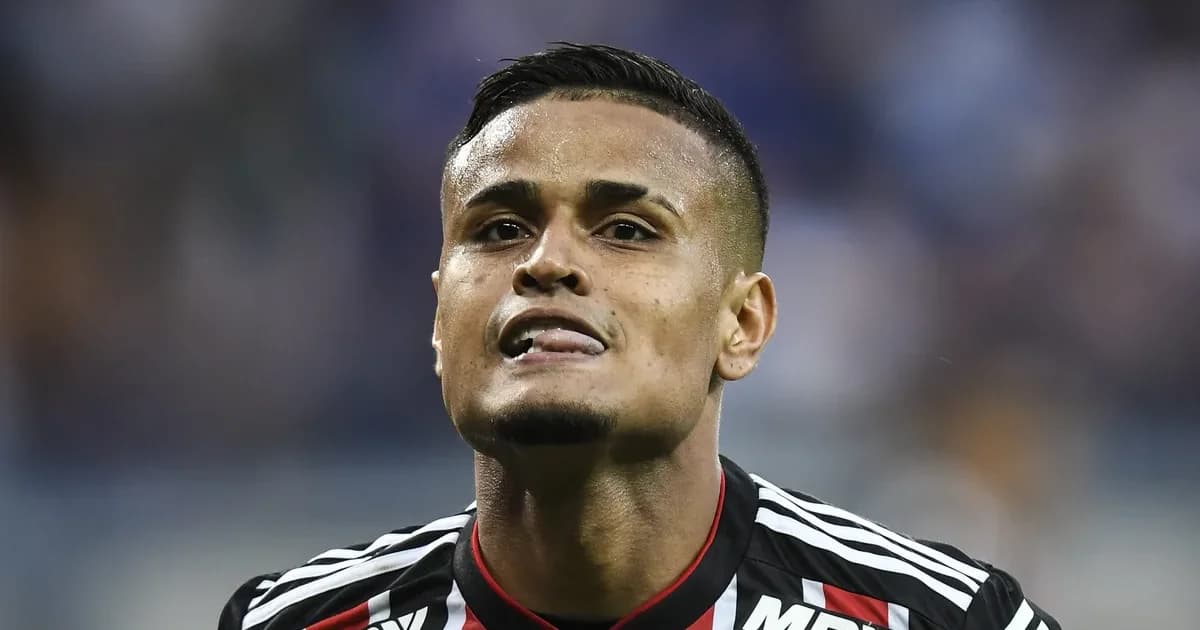 Ilustração de jogador anônimo no banco do estádio vazio, botas na mão e camisa sem logo, simbolizando incerteza no futuro da carreira.
