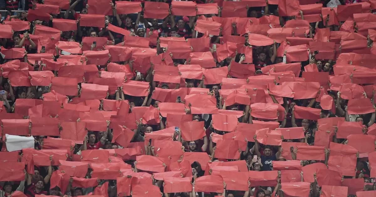 Ilustração editorial de estádio com torcida em vermelho e preto, número 15 flutuante e contador 71,6M destacando Flamengo como 15º clube mais seguido.