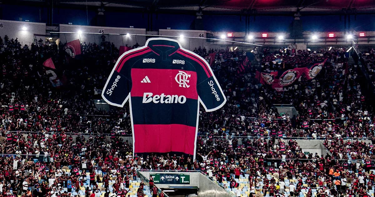 Panorâmica do Maracanã lotado: torcida em vermelho e preto, confetes e chute a gol; 35 mil ingressos vendidos, expectativa de 65 mil.