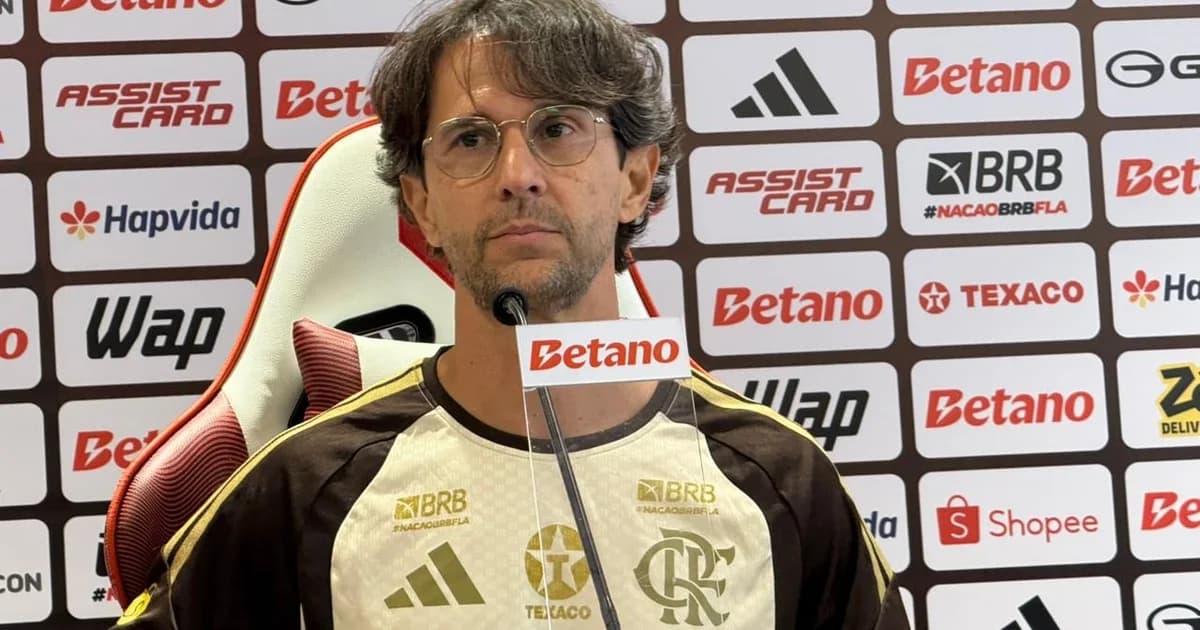 Apresentação de treinador sub-20 em estádio, com jogadores, bandeiras rubro-negras e certificado de licença.