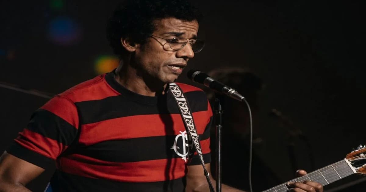 Apresentação dos uniformes 2027 do Flamengo com homenagem a Jorge Ben Jor; camisas vermelho e preto, motivos musicais e torcida ao fundo.