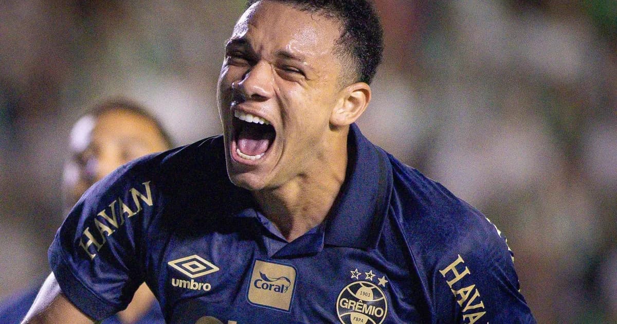 Estádio ao entardecer com zagueiro e volante anônimos; diretoria do Flamengo avaliando reforços e negociação em andamento