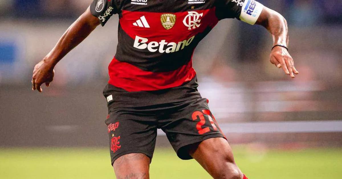 Atacante rubro-negro sai mancando após entrada dura; médico se aproxima, estádio lotado, clima tenso e placar 1 a 1.