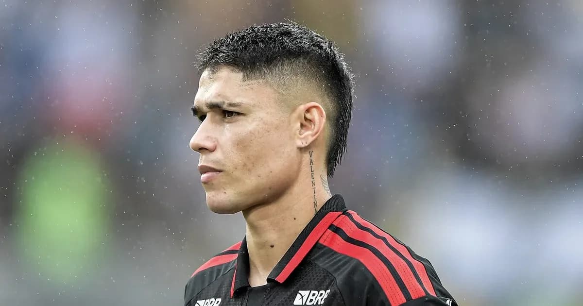 Estádio lotado ao entardecer; volante em ação, torcida com cores do Flamengo e números de oferta (€32M/€40M) simbolizando negociação
