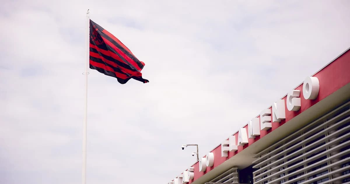 Delegação do Flamengo em intertemporada no Algarve: treino em estádio costeiro ao pôr do sol, treinador e troféu.