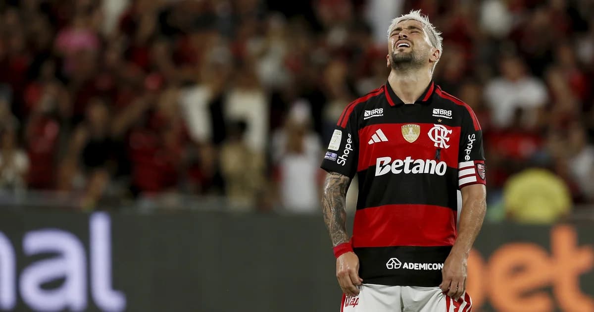 Arrascaeta com lesão na panturrilha no gramado, comissão médica do Flamengo ao lado e representantes da seleção uruguaia ao fundo