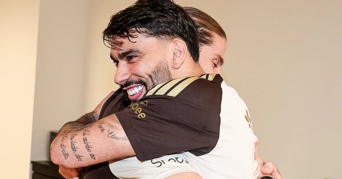 Técnico de costas deixa o campo após goleada 8x0; estádio tenso, clima de demissão — Flamengo, treinador, goleada