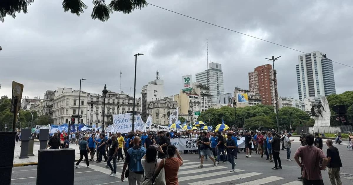 Torcedores enfrentam greve na Argentina: ruas bloqueadas, ônibus parados e estádio iluminado para Lanús x Flamengo