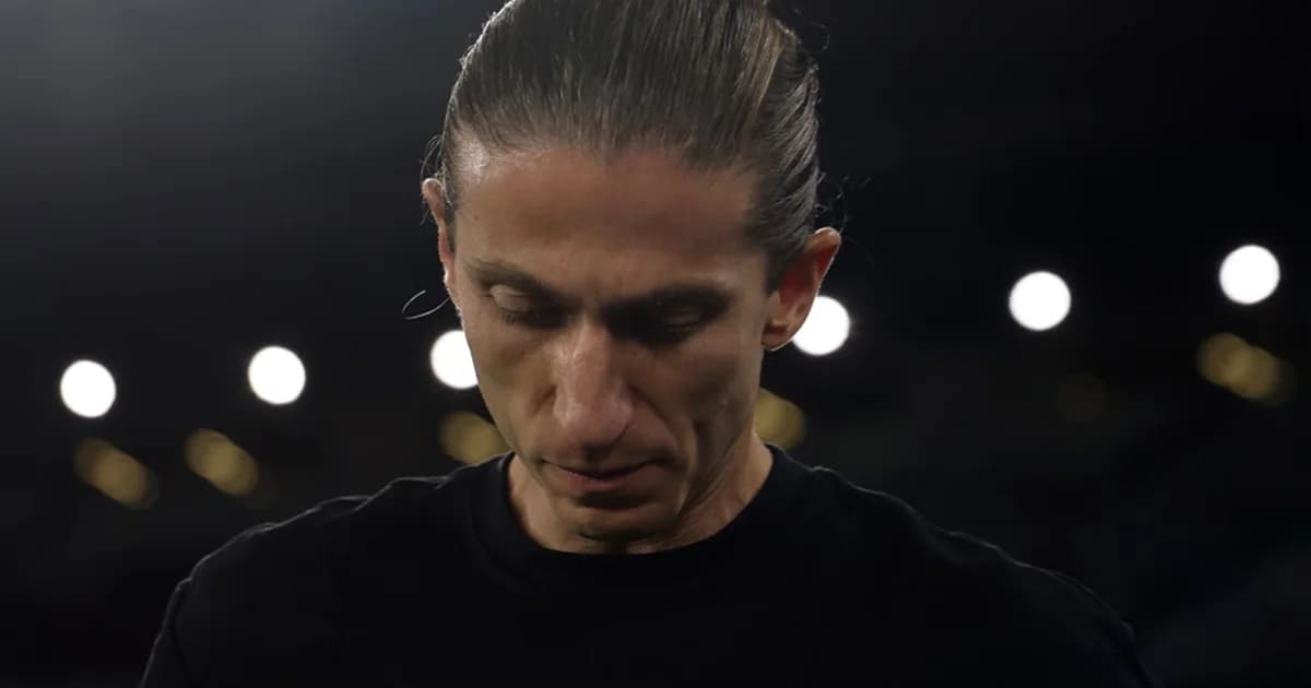 Treinador genérico do Flamengo sob pressão à beira do campo, estádio em vermelho e preto, placar 0-1, torcida tensa