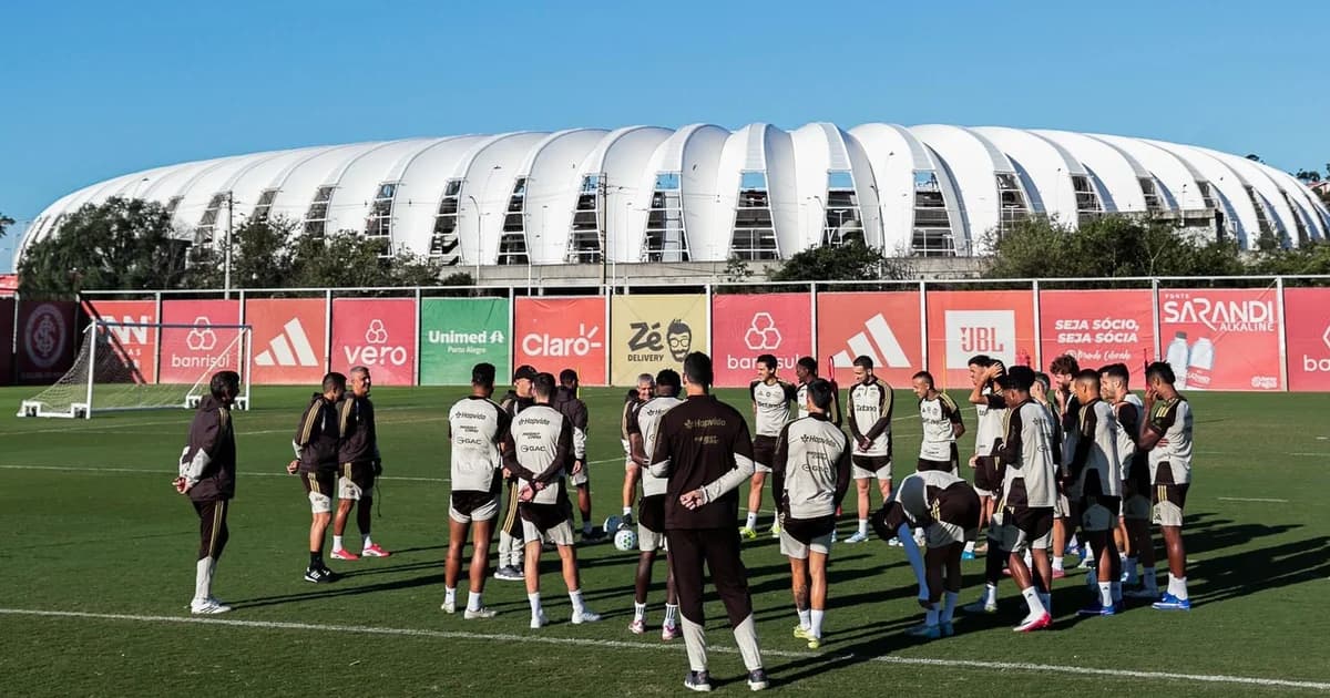 Intertemporada na pausa da Copa: jovens em treino no estádio, comissão técnica observa, exercícios táticos e recuperação física.