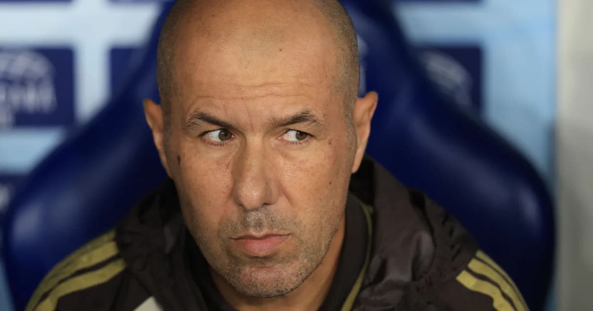 Técnico e time rubro-negro sem rostos em estádio no Peru, clima tenso e estratégico rumo à Libertadores