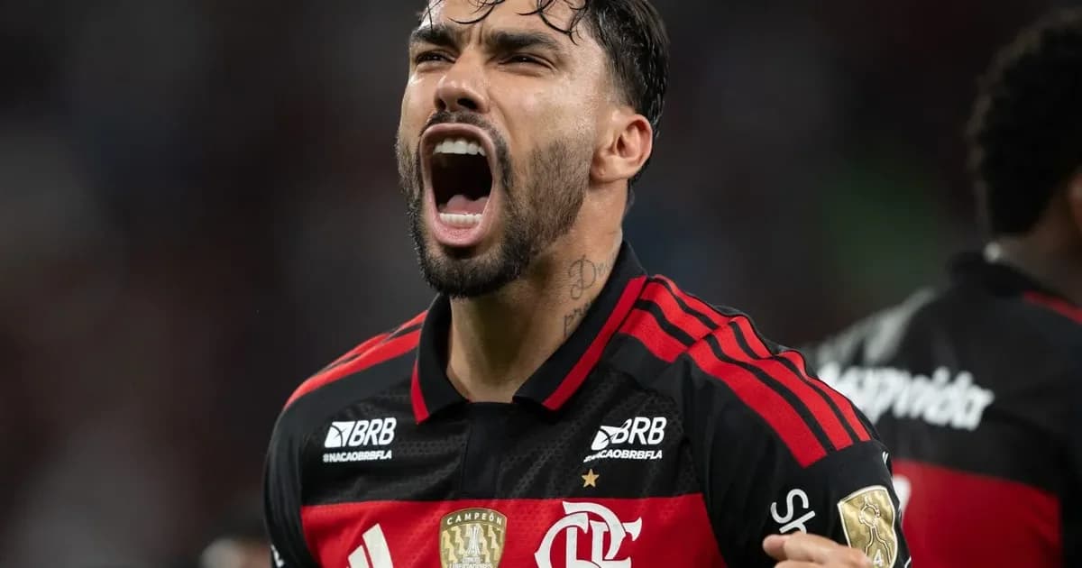 Camisa amarela com gola verde e branca e emblema azul sobre jogador sem rosto, torcida no estádio celebrando, clima Copa 2026