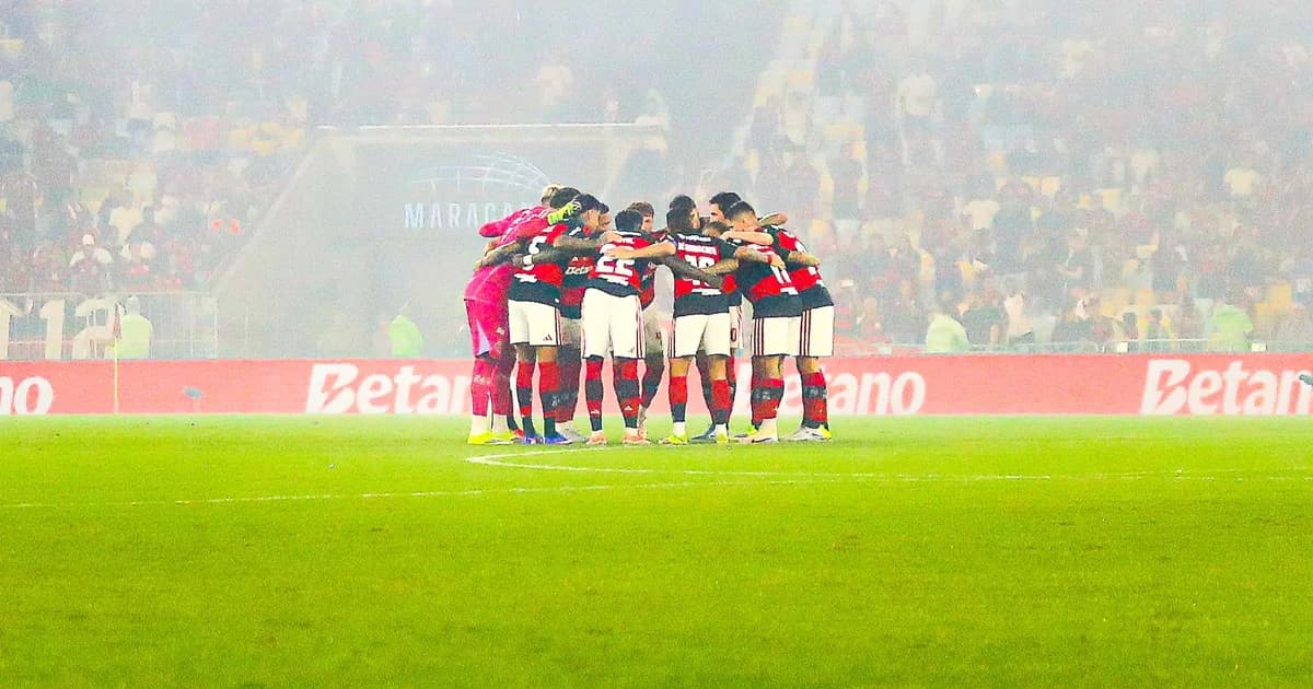 Ilustração editorial: três jogadores de uniforme vermelho e preto representam Flamengo em celebração pela convocação à seleção brasileira em estádio iluminado.