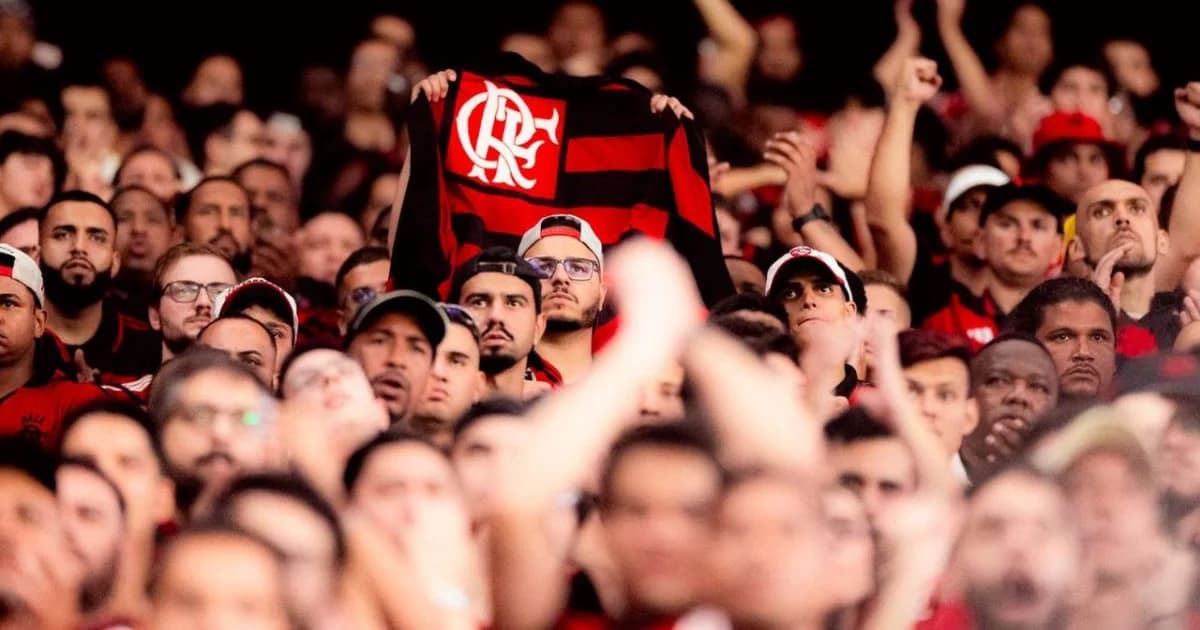 Setor visitante lotado no estádio, torcedores com cachecóis vermelhos e pretos, ingressos e gráfico sugerindo aumento de receitas