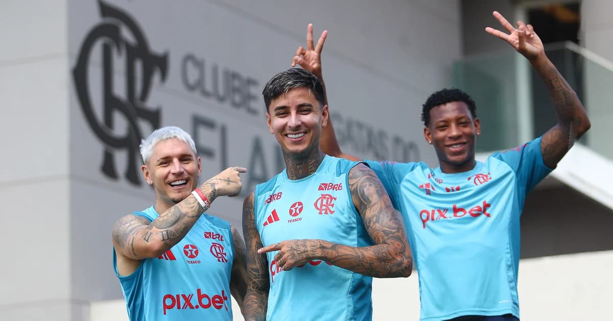 Dois jogadores anônimos recebendo atendimento médico no banco do estádio vazio, destacando lesões e recuperação para retorno ao jogo.