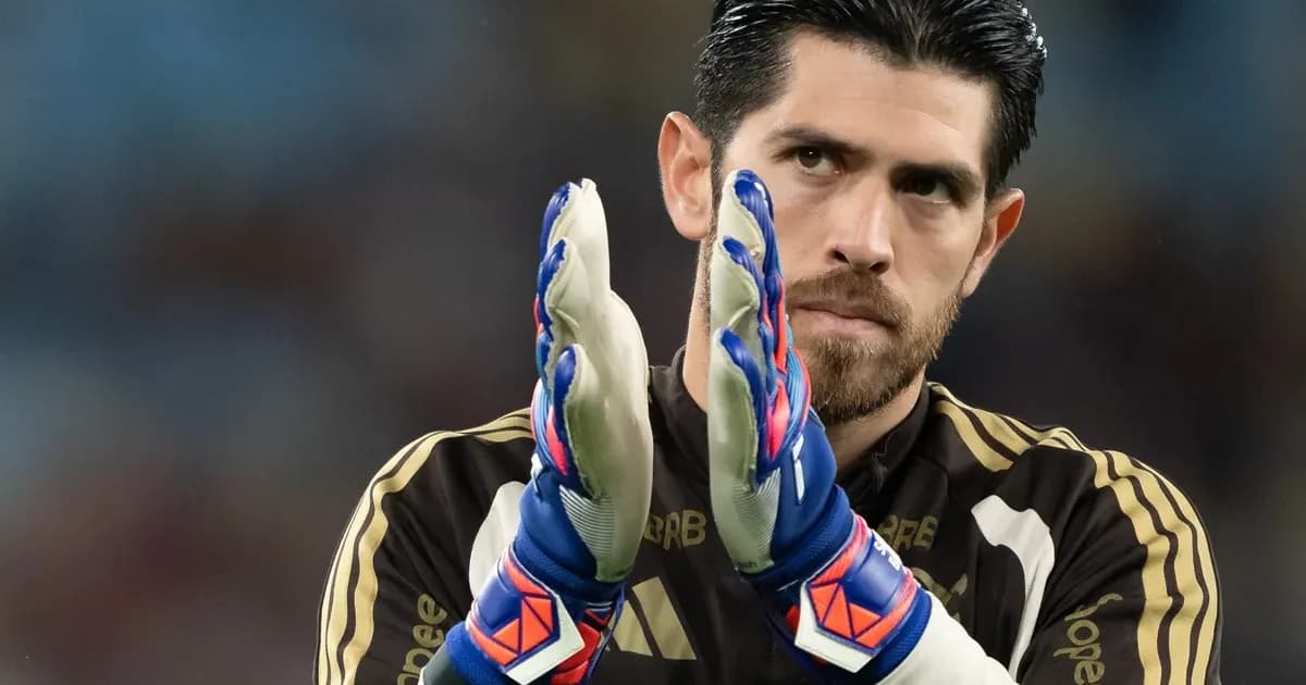 Ilustração editorial de goleiro em destaque no estádio lotado, torcida em vermelho e preto com rostos desfocados e smartphones mostrando críticas