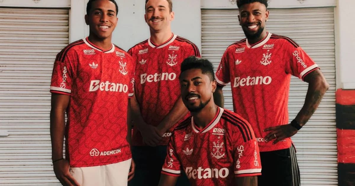 Ilustração do Manto 3 2026: camisa rubra mais clara com detalhes náuticos, jogador anônimo em ação e estádio ao fundo.