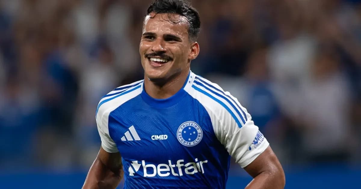 Lateral-esquerdo observado por olheiros em estádio iluminado, simbolizando possível transferência de Kaiki Bruno entre Cruzeiro e Flamengo por 12–15M€.