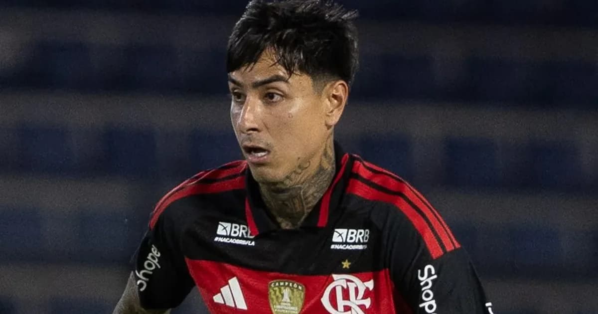Estádio ao entardecer: scout observa meio-campista em ação, sugerindo transferência pré-Copa do Mundo e multa rescisória de 4M.