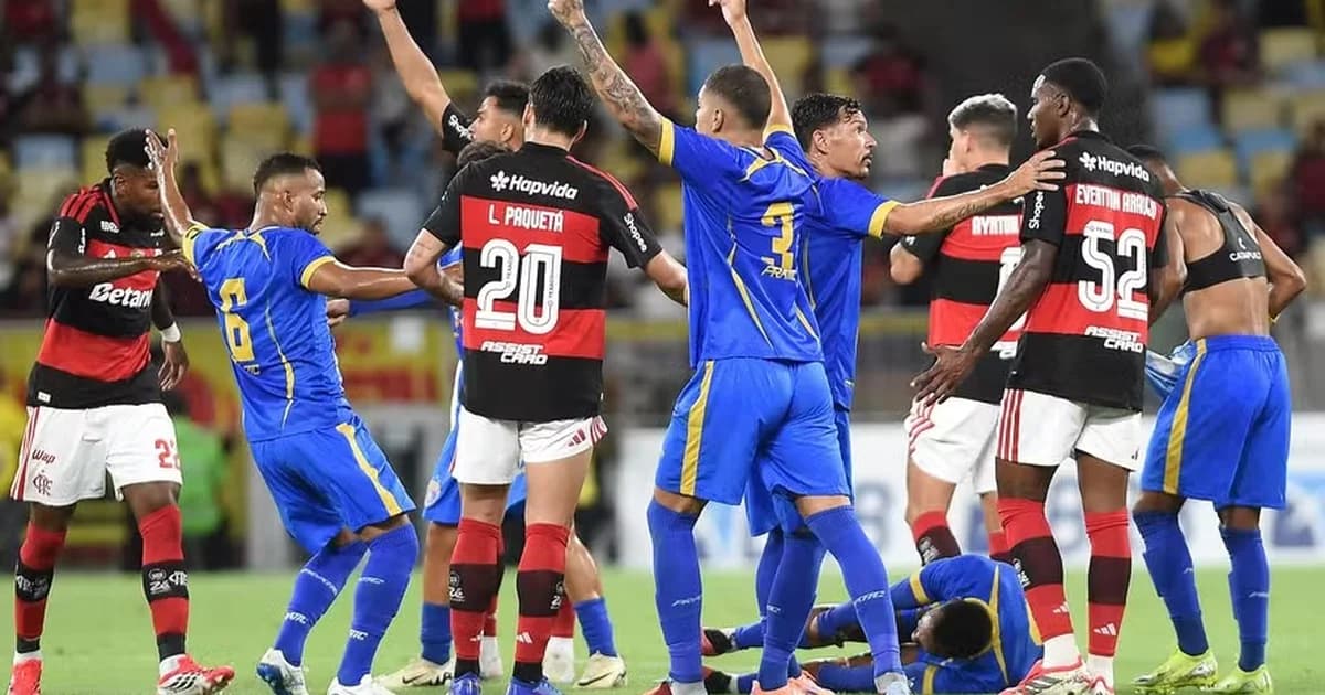 Ilustração editorial: jogadores rezam ao lado de atleta atendido após convulsão no gramado do Maracanã, torcida ao fundo