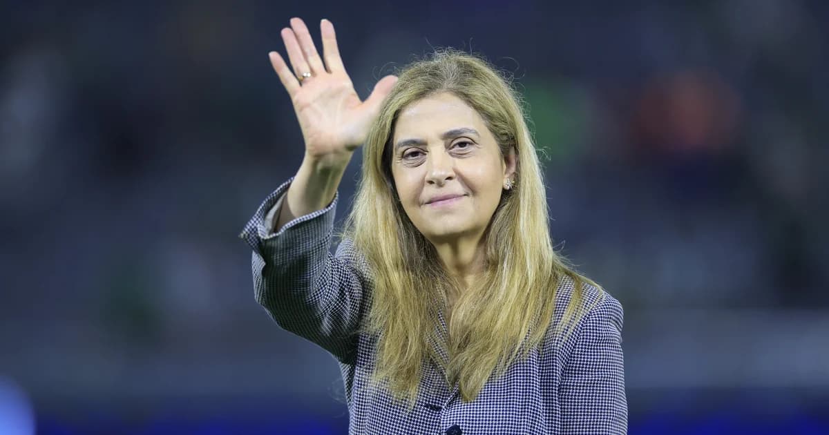 Maracanã com palco no gramado, torcida dividida em tons vermelhos e verdes, dirigente em púlpito e jornalistas — crítica à parceria por shows