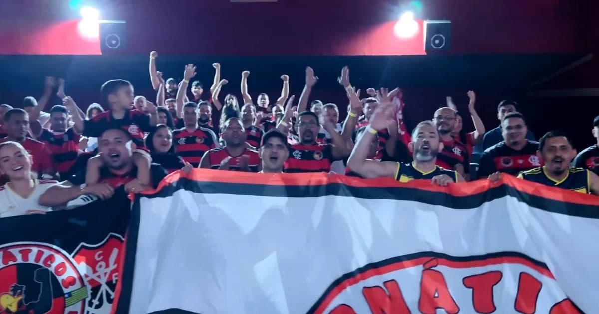 Torcida do Flamengo em cinema de Teresina, bandeiras vermelho-preto e cânticos durante sessão do documentário