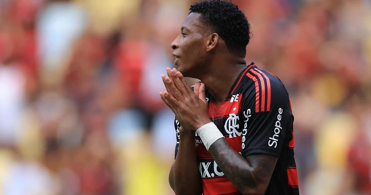 Ilustração editorial: estádio ao anoitecer, jogador em vermelho-preto se afasta; contrato carimbado 'recusado'; torcida azul e branca tensa — Flamengo recusa oferta do Cruzeiro
