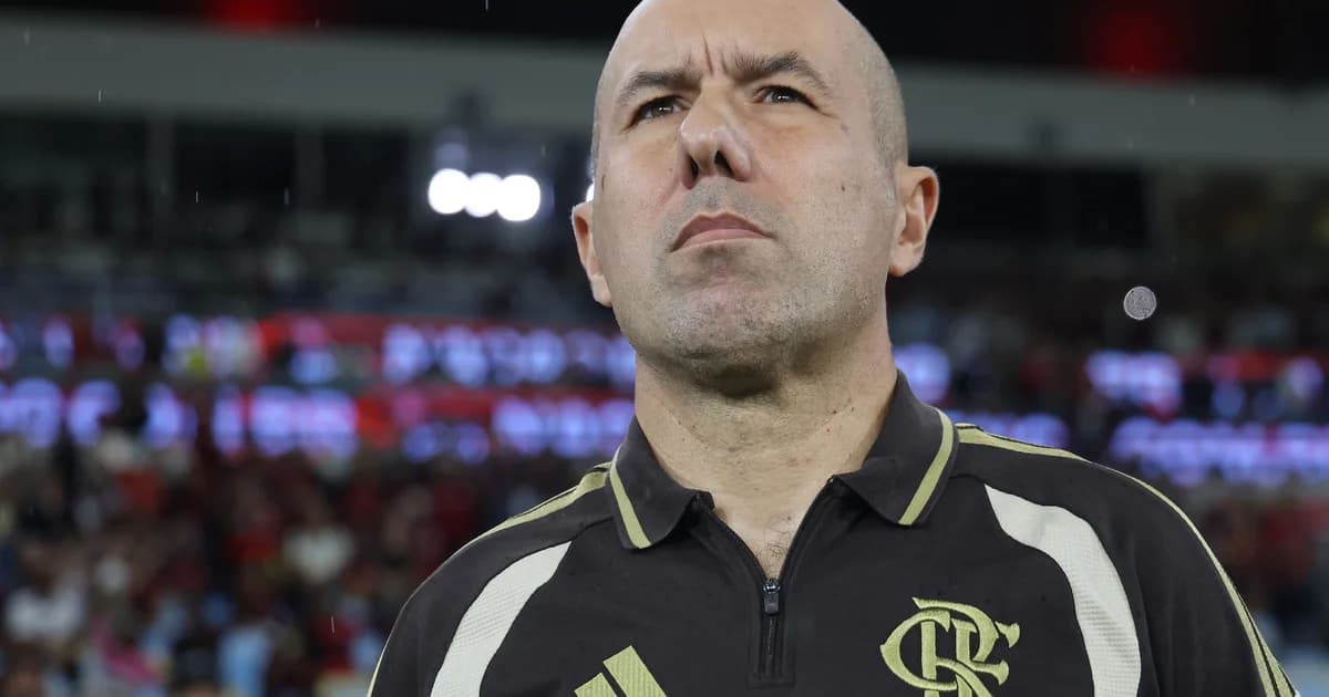 Ilustração editorial: Flamengo relacionado para clássico no Engenhão, jogador preservado no banco, gramado sintético e torcida ao fundo