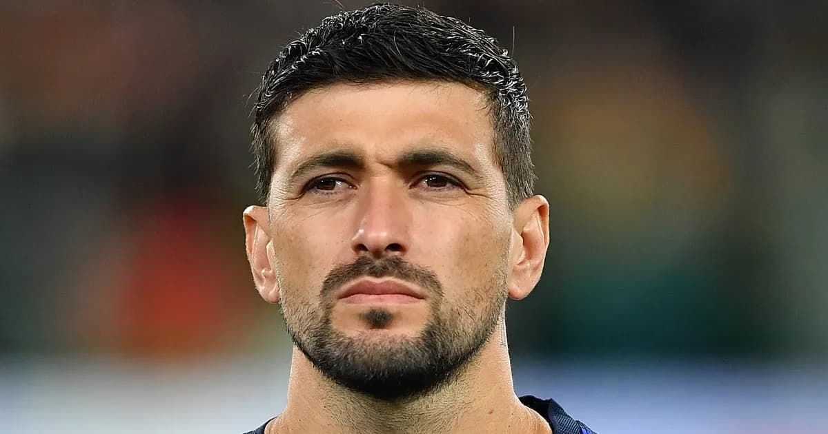 Estádio com nove símbolos representando convocados do Flamengo à Copa-2026; jogador em recuperação de lesão na panturrilha na fisioterapia.