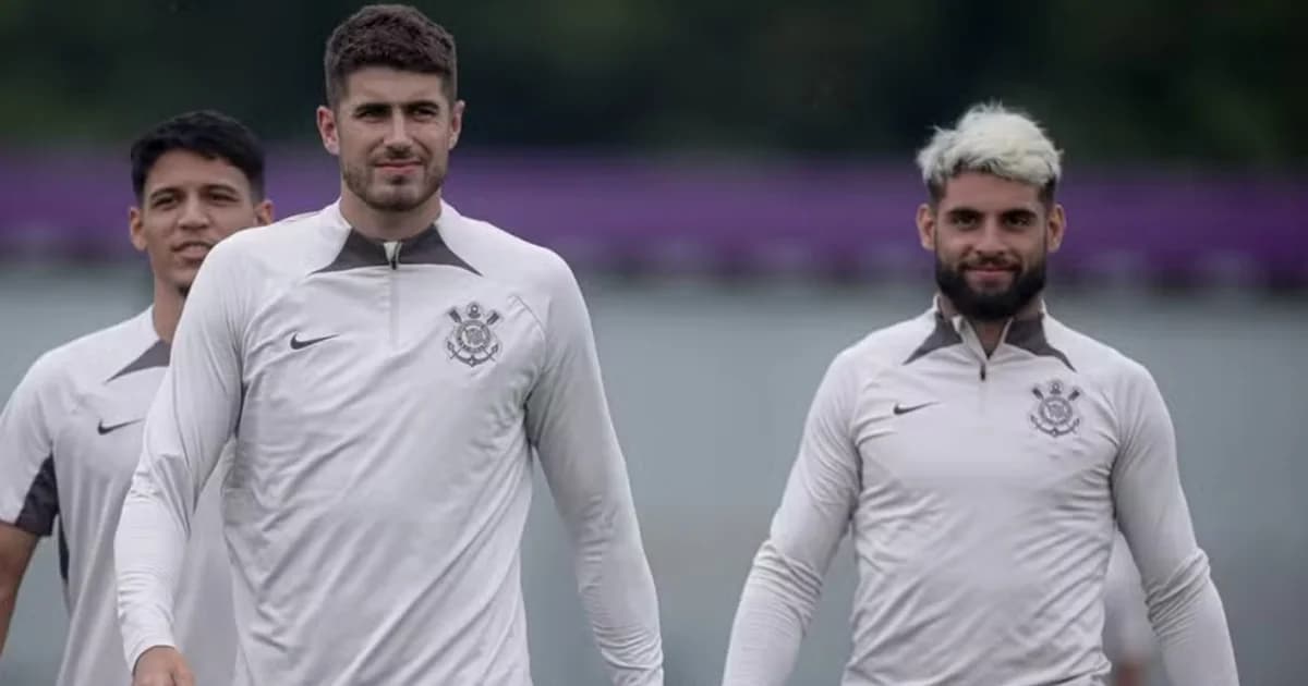 Atacante genérico em disputa aérea no estádio ao pôr do sol; silhuetas de dirigentes e contrato sugerem empréstimo entre Vitória e Flamengo.