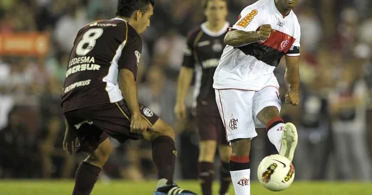 Ilustração editorial do Flamengo no Ciudad de Lanús: torcida, jogo da Recopa, ação em campo e contraste entre 2012 e 2026