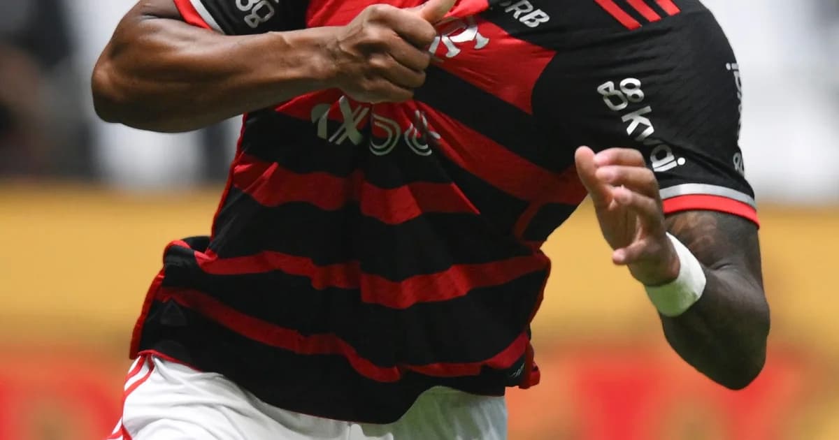 Mônaco reavalia contratação de atacante em estádio iluminado, com análise tática e atmosfera de decisão.