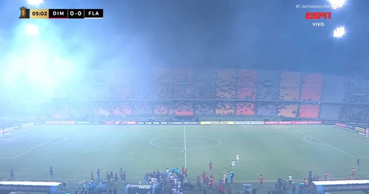 Ilustração editorial de estádio noturno com torcida em tumulto, fumaça de sinalizadores e placar mostrando partida suspensa na Libertadores.