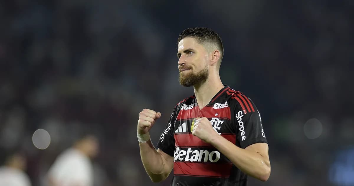 Jogador de meio-campo lesionado sendo atendido no gramado, equipe médica e torcida preocupada, clima tenso pré-Libertadores.