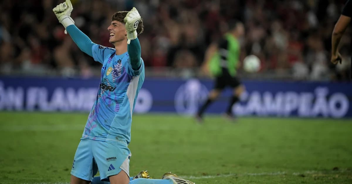 Goleiro jovem mergulha para defender em treino noturno no estádio, simbolizando convocação à seleção brasileira