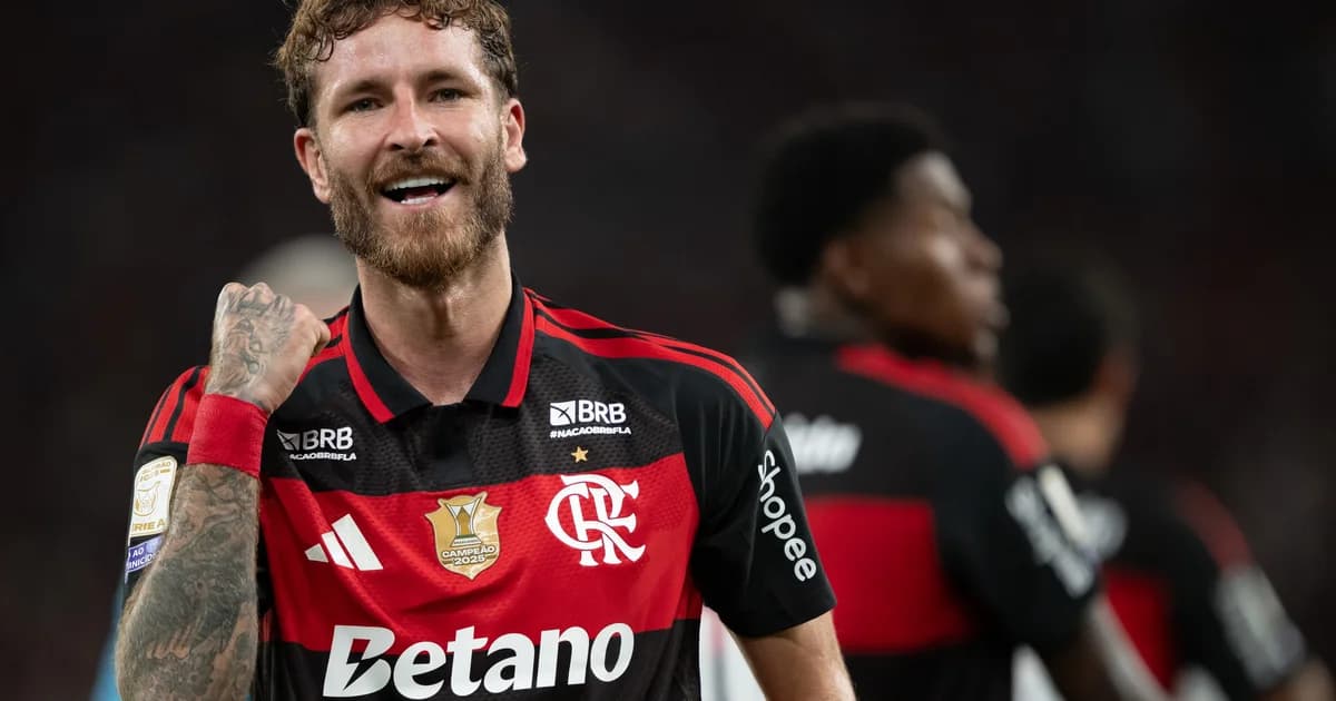 Zagueiro artilheiro celebrando gol em estádio lotado; contrato com oferta de €10M simboliza possível transferência.