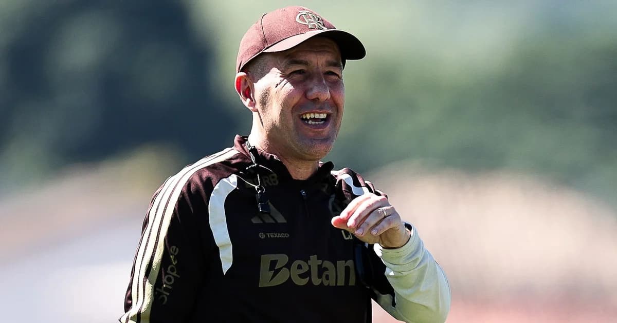 Treinador anônimo de costas em estádio, virando-se de clubes portugueses para um emblema abstrato da seleção.