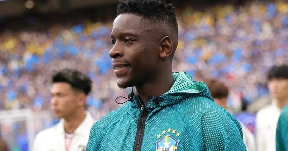 Jogador em silhueta correndo no estádio, contratos flutuando e destaque '€35M' com aperto de mãos simbólico — negociação de transferência.