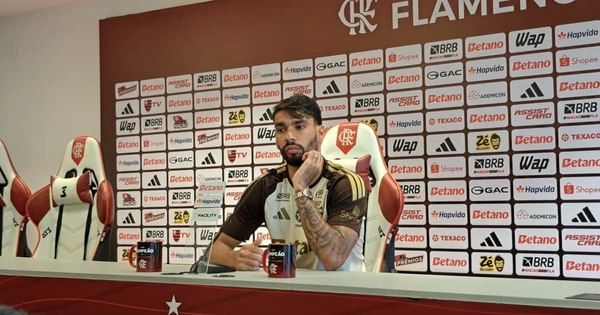 Meia recuperado Paquetá treinando no estádio ao entardecer, corrida no gramado, clima de retorno e expectativa pelo Flamengo.