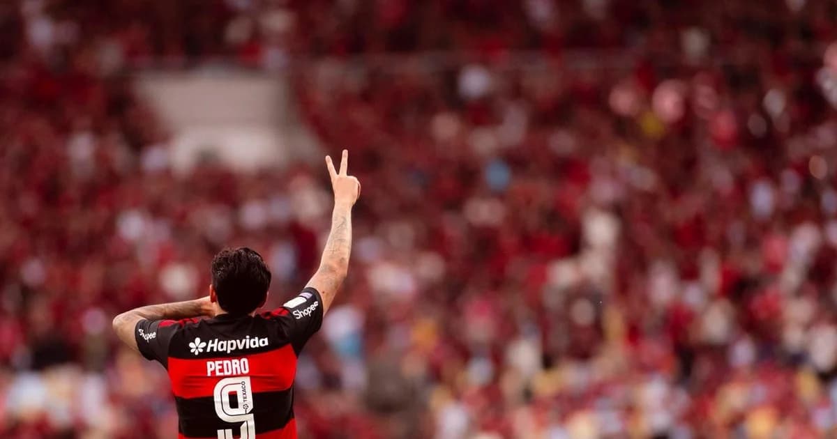 Centroavante em uniforme vermelho e preto comemorando gol em estádio, com estatísticas da temporada (16 gols, 4 assistências) e clima de convocação