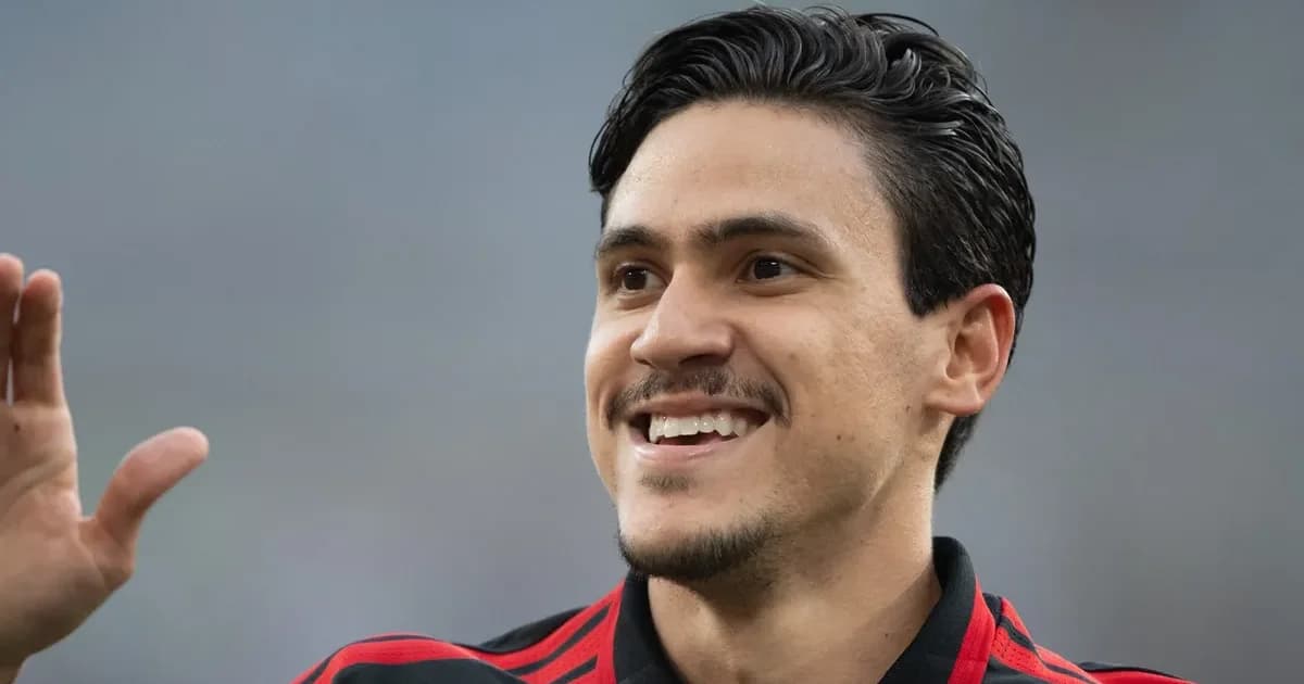 Atacante em ação num estádio lotado, contrato flutuante com cifra, multa rescisória e clima de renovação e interesse do exterior.